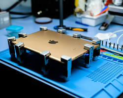 iPad repair Dubai – Al Barsha Electronics technician repairing iPad screen