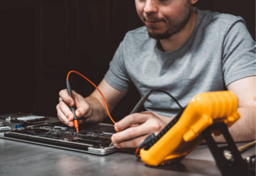 Expert technician repairing a damaged laptop screen in Dubai