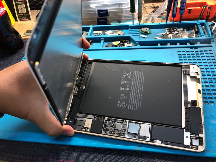 Professional iPad repair technician serving JLT and Al Barsha Dubai
