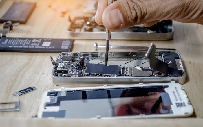 iPhone screen repair service at Al Barsha Electronics LLC, Al Barsha 1, Dubai